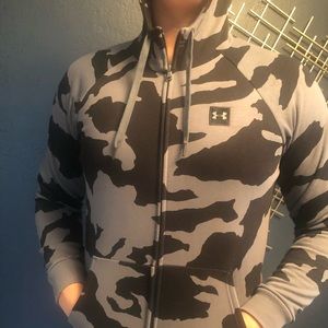 Men’s UA sweatshirt.  New. Bk/Gr  camo.